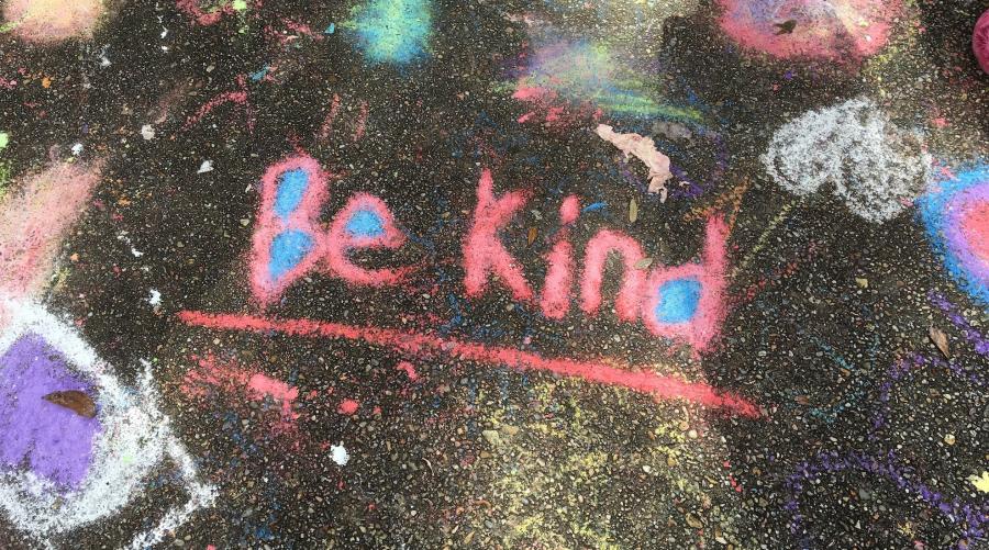 Be kind written in chalk on sidewalk