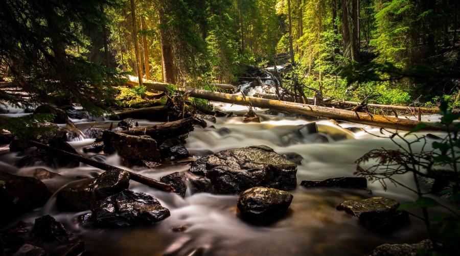 Water meandering around rocks in Lower Cataract Lake, USA